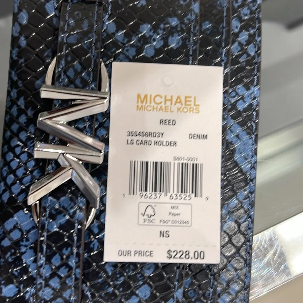 MICHAEL KORS
Reed Large Snakeskin Python Pattern Card Holder Case
Denim
NWT - Picture 7 of 16